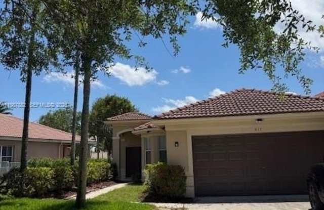 513 Live Oak Ln