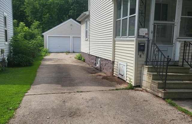 823 1/2 West Lorain Street (upper)