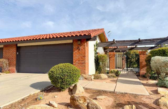 Upgraded townhome by Southgate Golf Course - Small dogs allowed
