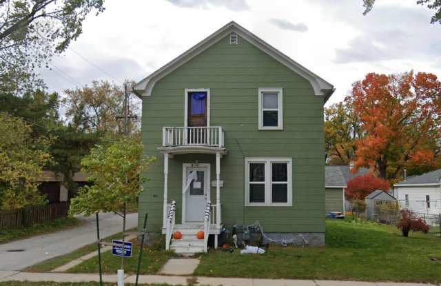 Photo of 921 N Maple Ave