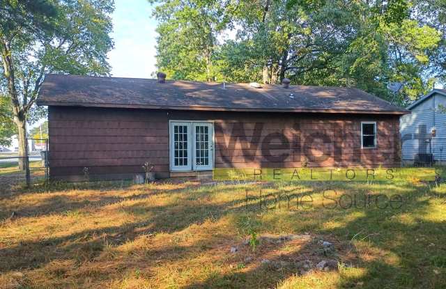 Charming 3-Bed Home with Fenced Yard and Carport