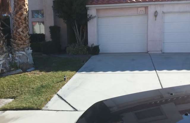 BEAUTIFUL 4 BEDROOM 3 BATHROOM 3 CAR GARAGE LOCATED IN HENDERSON
