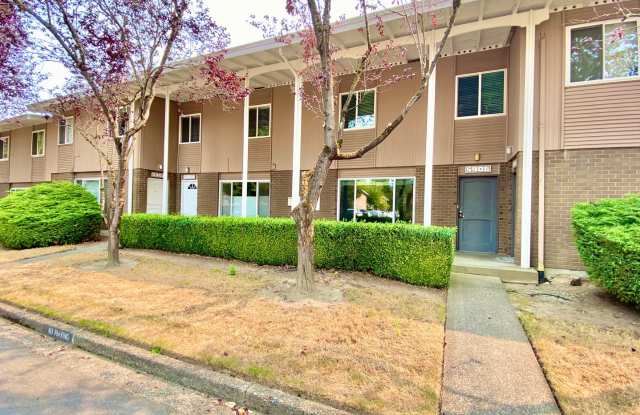 Charming Townhome in Bellevue's Newport Hills Community