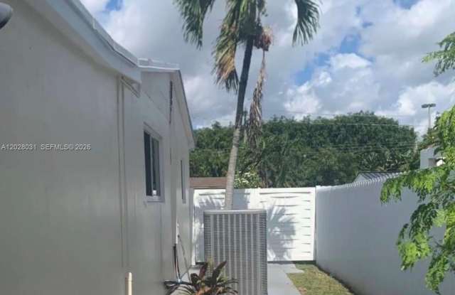 570 W 46th Pl
