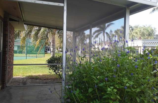 2/2 Condo off College Pkwy in gated community