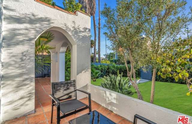 1006 N Crescent Heights Blvd