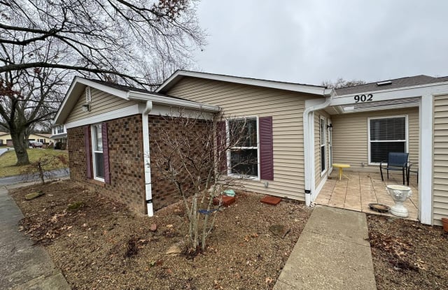 902 E Waterloo Drive - 902 East Waterloo Drive, Bloomington, IN 47401