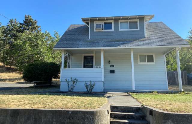 Cozy 3 Bedroom, 1 Bathroom Home with Spacious Back Yard. - 314 East 14th Street, The Dalles, OR 97058