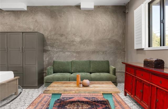 2211 Hyperion Avenue 1/2