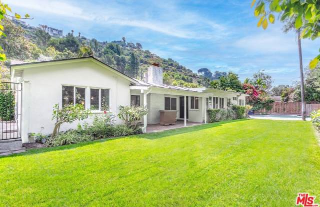 Photo of 1117 Roscomare Rd