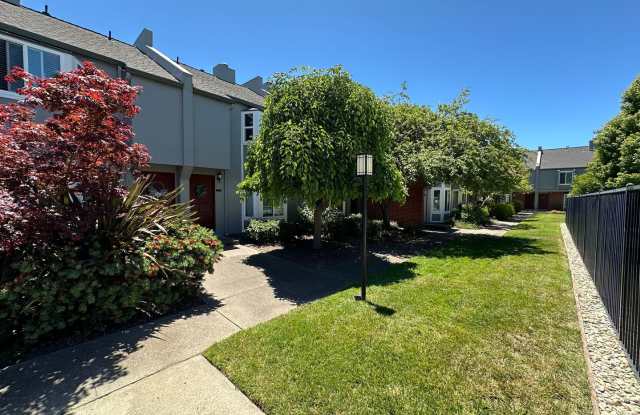 2 Bed 1.5 Bath W/ Garage In Walnut Creek