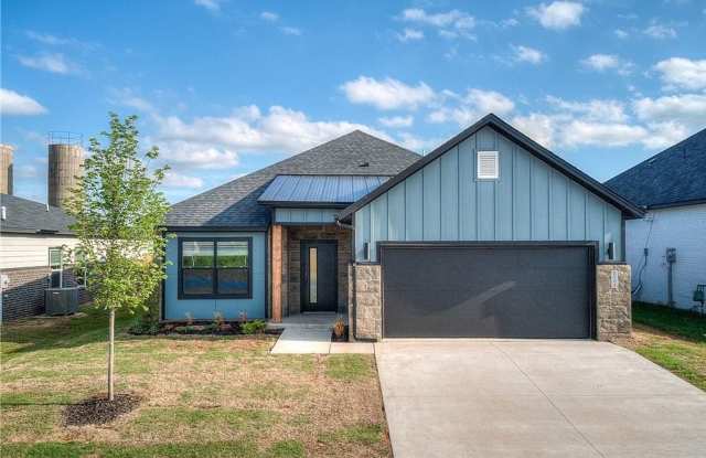 AVAILABLE NOW – $500 OFF IN THE FIRT FULL MONTH'S RENT Spacious 3 Bed, 2 Bath Home in Desirable Edmond Neighborhood