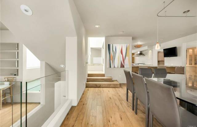 1008 East Balboa Boulevard