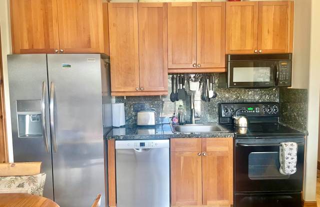 Highlands Green Lodge! Updated One Bedroom close to Main Street! SUMMER ONLY RENTAL!