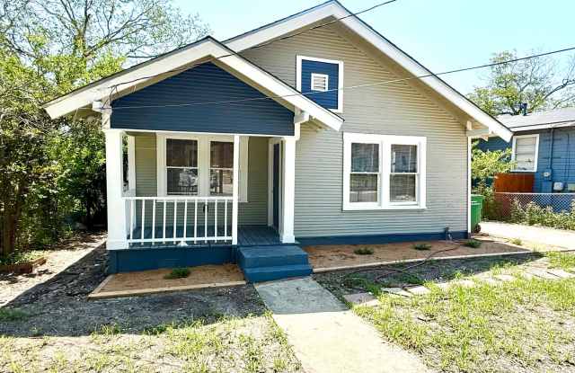 Photo of AVAILABLE NOW! Convenient 4 Bedroom / 1 Bath Home Near Downtown!