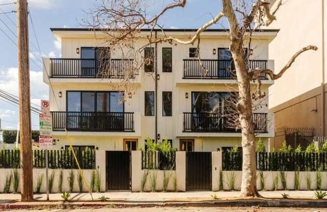 6765 1/2 Lexington Ave