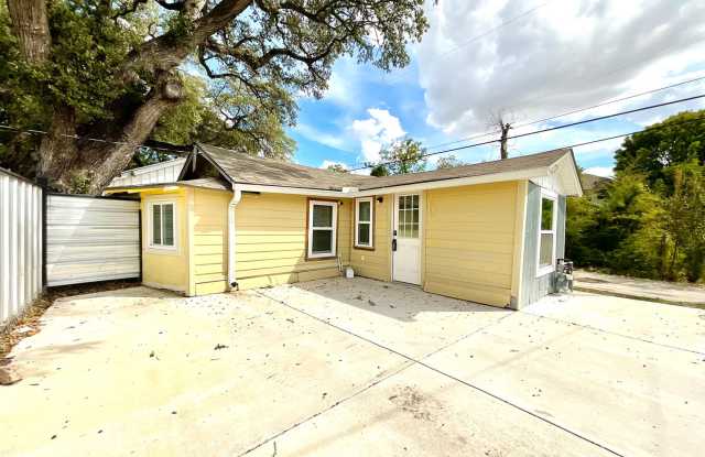 ALL BILLS PAID!! 1 Bedroom / 1 Bath Unit Near South Side Lions Park!