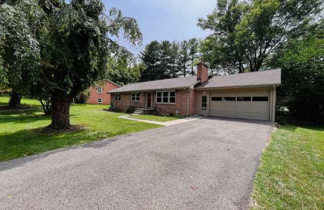 Charming Blacksburg 3 Bedroom, 2 Bath House w/Updated Bath and Kitchen