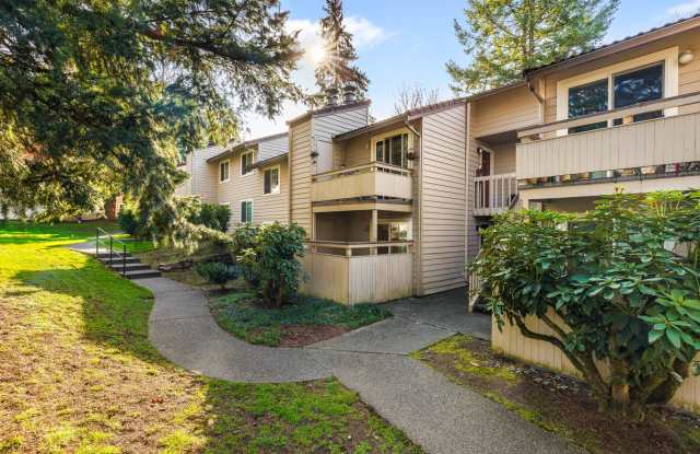 Charming Ground-Floor Condo in Woodinville – 2 Bed, Private Patio, Pool & Fitness Center