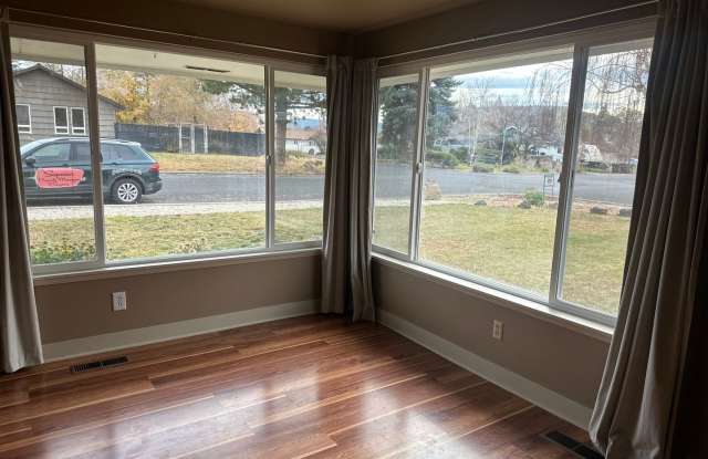 Vintage Character, Modern Finishes! Spacious Home in Prineville!