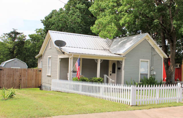 Photo of 704 East Academy Street