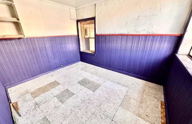 237 E SPRINGER Street unit: Garage