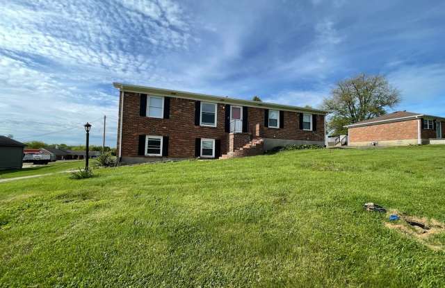 Large Home Prime Location - 451 Hill-N-Dale Drive, Shelby County, KY 40065