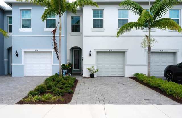 Photo of 1832 SE Roxy Way