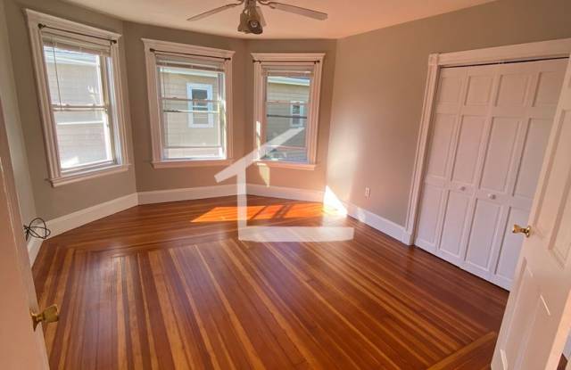 Huge, sunny, 3 bed unit with porch and parking! photos photos