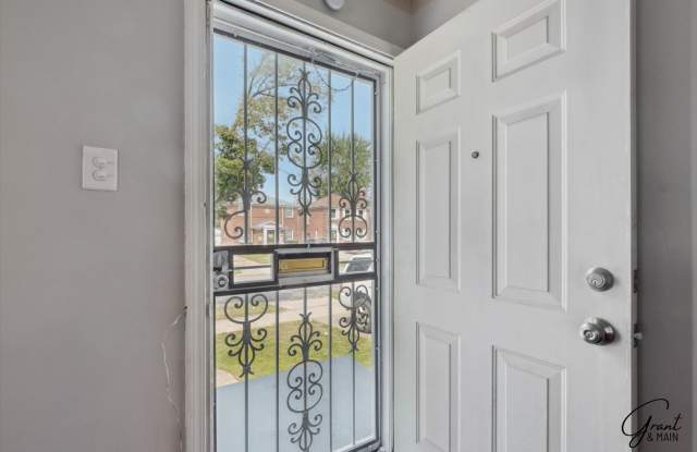 $1350 3 bedroom bungalow