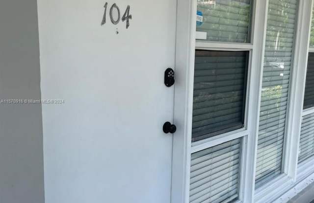 35 Edgewater Dr
