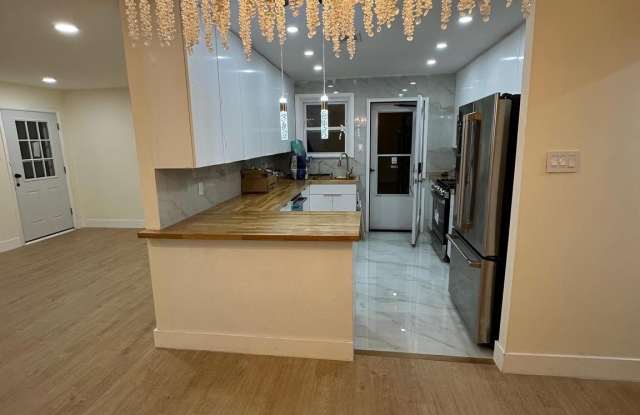 Photo of 8540 CASTOR Avenue