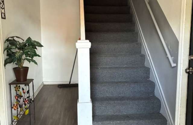TWO BED ONE BATH APT ON CHESTNUT