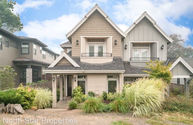 637 3rd St - 637 3rd Street, Lake Oswego, OR 97034