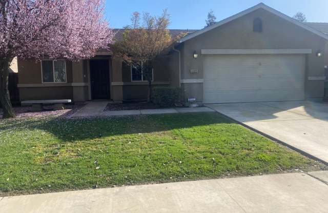 3 Bedroom 2 Bathroom in SE Visalia!!