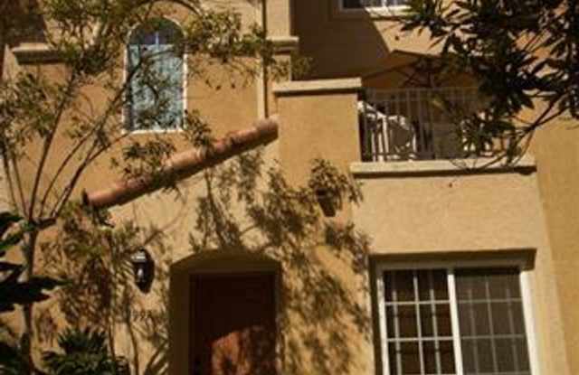 Modern Tri-Level Townhome – Bright, Spacious  Ready to Move In!