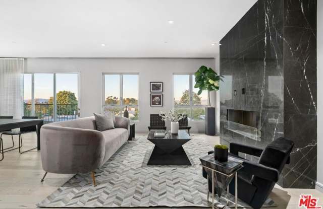 Photo of 2391 Roscomare unit: 102