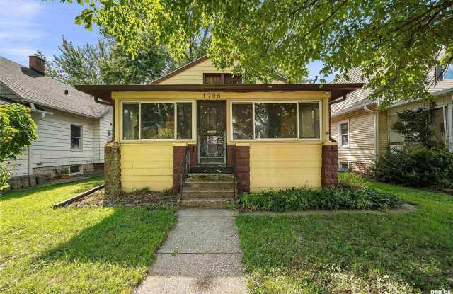 Spacious 2-Bedroom with 2 Car Garage in Rock Island!