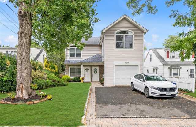 11 Nesaquake Avenue