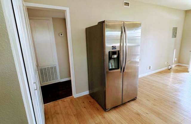 Room in 2 Bedroom Home at Rounds St