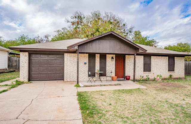 1424 W Torrey Street - 1424 West Torrey Street, Granbury, TX 76048