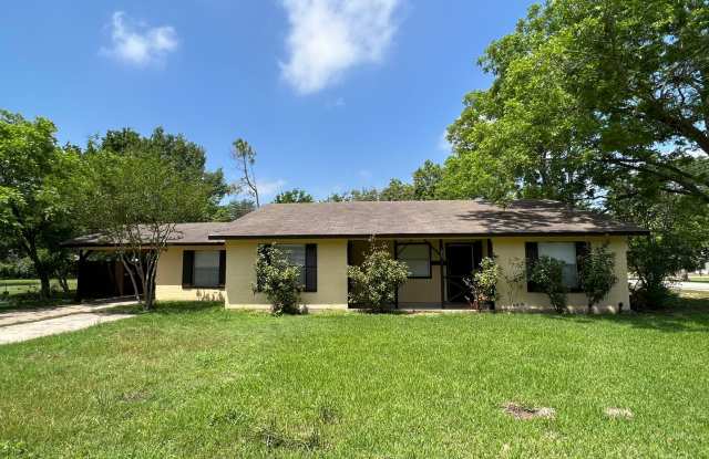 Cabin style 3 Bedroom and 2 Bathroom Single Family House for Rent nearby Downtown Buda TX