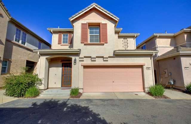 Experience the Best of Lincoln Crossing Living!
