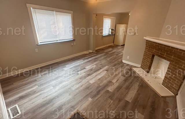 $695- 2 bed 1 bath - Newly Remodeled Duplex