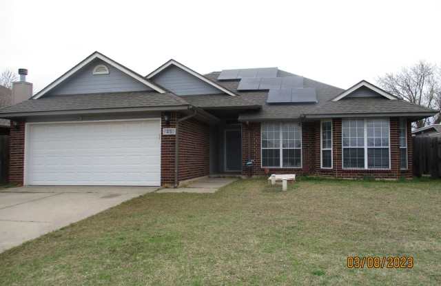 (3) Bed/(2) Bath in SW OKC/Moore Avail NOW! Pet Negotiable! - 25 Southwest 143rd Street, Oklahoma City, OK 73170