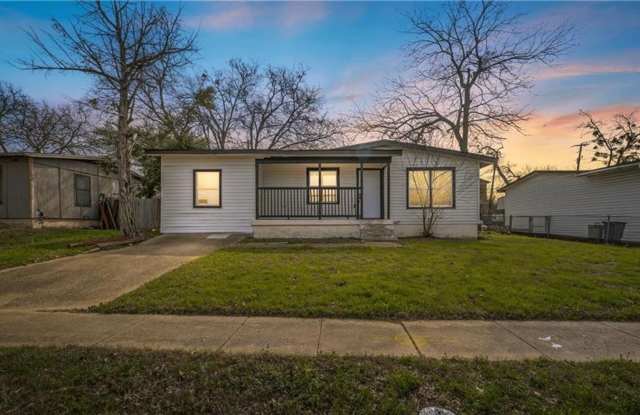 Photo of Updated 4-bedroom 2-bathroom home! Housing accepted!!