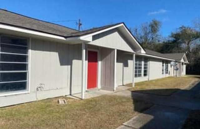 Photo of 606 Yvonne St, Unit B