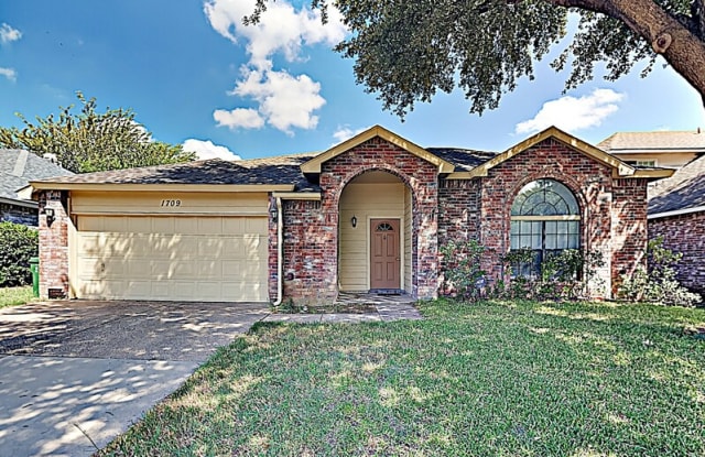 1709 Raton Dr - 1709 Raton Drive, Arlington, TX 76018