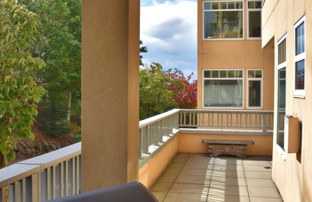 Gorgeous 1-BR + Den, Downtown Kirkland Condo, Steps to the Lake!