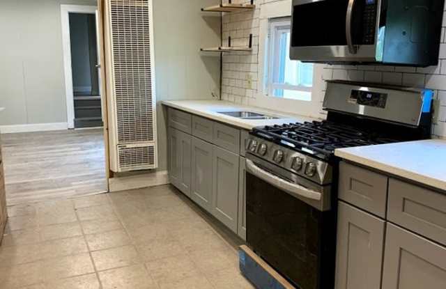 2114 Niagara- Unit 2 (Upper Back)